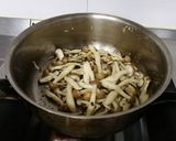 รูปขั้นตอนการทำที่ 3 ของ เห็ดสี่สหาย (Assorted Mushroom Dish)