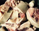 Hình bước làm 1 của món Đuôi bò hầm thuốc bắc