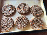 Hamburguesas de carne de res y verduras para horno