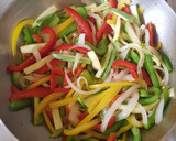 Foto del paso 3 de la receta: Camarones con pimiento y calabacita
