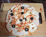 Foto del paso 2 de la receta: Pizza de atún con cebolla frita, zanahoria encurtida y olivas