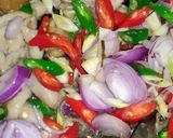 Foto langkah ke 3 dari resep Tumis Pedas Kulit Ayam (Bumbu Iris).