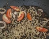 Foto langkah ke 5 dari resep Indomie Soto Medan Masak Hitam.