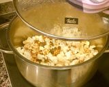 Hình bước làm 2 của món Popcorn..bắp rang bơ vị caramel,món ăn vặt của trẻ nhỏ