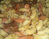 Foto del paso 2 de la receta: Fideos coditos con salsa ketchup y salchichas