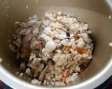 รูปขั้นตอนการทำที่ 4 ของ ข้าวหุงใส่ไก่และเห็ดชิเมจิ (Takikomi Gohan)