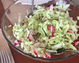 Foto del paso 5 de la receta: Ensalada de rabanitos y repollo