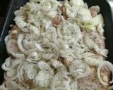 Foto del paso 1 de la receta: Muslos de pollo con papas, boniato y cebollas al horno
