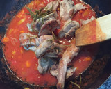 Foto del paso 4 de la receta: Conejo con tomate y verduritas