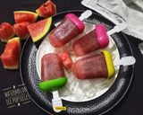 A picture of step 6 of Watermelon Ice Popsicles.