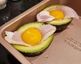 รูปขั้นตอนการทำที่ 2 ของ อะโวคาโดอบกับไข่และเบคอน breakfast/brunch