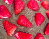 Foto del paso 8 de la receta: TARTA🥮CON POSTRE DE 🍫CHOCOLATE🍫 🍓FRUTILLAS🍓 Y CREMA🤩🍫🍓🍫🫐😋