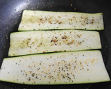 Foto del paso 7 de la receta: Calabacín relleno de pollo y queso