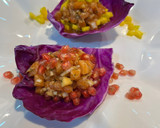Foto del paso 4 de la receta: Tartar de salmón y Granada (o mango) sobre hoja de lombarda