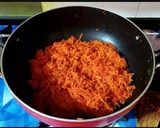 A picture of step 2 of Nolen Gurer Gajar er Halwa.