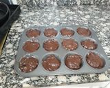 Foto del paso 3 de la receta: Muffins de cacao amargo rellenos de mermelada y chocolate blanco