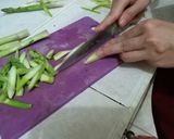 Foto langkah ke 2 dari resep Tumis Asparagus Saus Tiram.