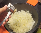 Foto del paso 2 de la receta: Calamares encebollados con patatas