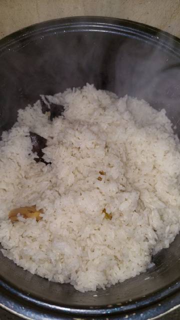 Langkah-langkah untuk membuat Cara bikin Tumpeng Nasi Uduk Rice Cooker