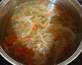 Foto del paso 2 de la receta: Sopa de cebolla con flores y soja texturizada