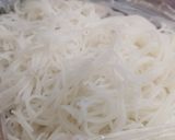 Hình bước làm 2 của món Món cuốn hành trần Thủy Nguyên với hoa ban tím