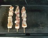 Foto del paso 5 de la receta: Patatas al horno picantes con pinchos de cerdo ibérico