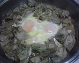Foto del paso 4 de la receta: Alcachofas al vino Fino con huevos escalfados