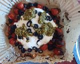 Foto del paso 3 de la receta: Burrata con pesto, aceitunas y tomate