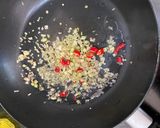 Hình bước làm 2 của món Hến xào sả ớt