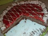 كيكة بذوق البندق والفراولة