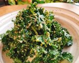Hình bước làm 3 của món Cải kale trộn sốt đậu