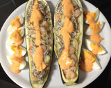 Foto del paso 6 de la receta: Calabacín con gulas, gambas y surimi con salsa de piquillos