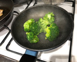 Foto del paso 5 de la receta: Muslo de pollo a la plancha con guarnición de brócoli salteado