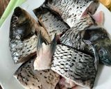 Foto langkah ke 1 dari resep Ikan Mas Kuah Asam Kemangi.