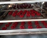 Foto langkah ke 6 dari resep Kue Semprit Red velvet.