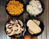 Foto del paso 1 de la receta: Omelette de queso, cebolla, choclo y champignones