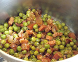 Foto del paso 2 de la receta: Alitas de pollo guisadas en salsa de azafrán con guisantes al jamón