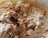 A picture of step 3 of Apple crumble cheesecake cups.