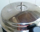 रेड वेलवेट एग्ग्लेस केक इन कुकर (Red valvet eggless cake in cooker recipe in hindi) रेसिपी चरण 17 फोटो