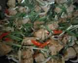 Foto langkah ke 4 dari resep Oncom Tumis Kucai dan Tauge.