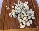 Une image de l'étape 6 de Salade de tomates aux pommes anciennes, oignon rouge et roquefort.