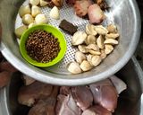 Foto langkah ke 2 dari resep Ayam Ungkep Goreng Srundeng Bawang.