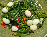 Foto langkah ke 3 dari resep Cah Kangkung Telur Puyuh.