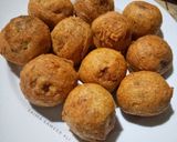 A picture of step 5 of Aloo bonday.