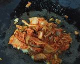 Foto langkah ke 3 dari resep Kimchi Bokkeumbap (Nasi Goreng Kimchi).