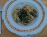 Foto del passaggio 5 della ricetta Tagliatelle funghi piselli e salsiccia