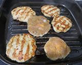 Une image de l'étape 2 de Burger poult tomate oignons.