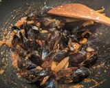 Foto langkah ke 2 dari resep Kerang saus padang.