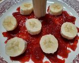 Foto del paso 5 de la receta: Caritas de banana sobre mar de sangre de frutillas