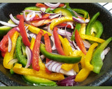 Csirkés quesadilla avokádókrémmel recept fázis 2 fotója